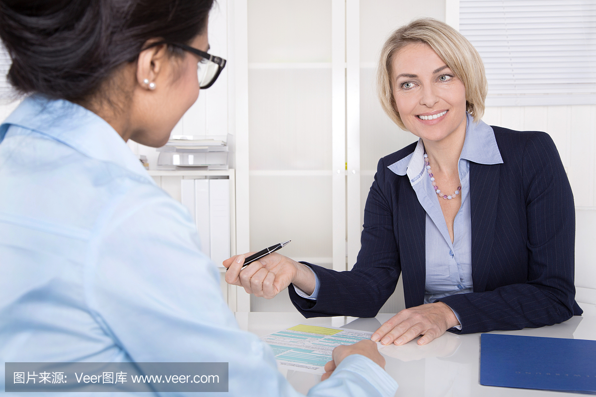 高級商務女性面試與實習生的申請