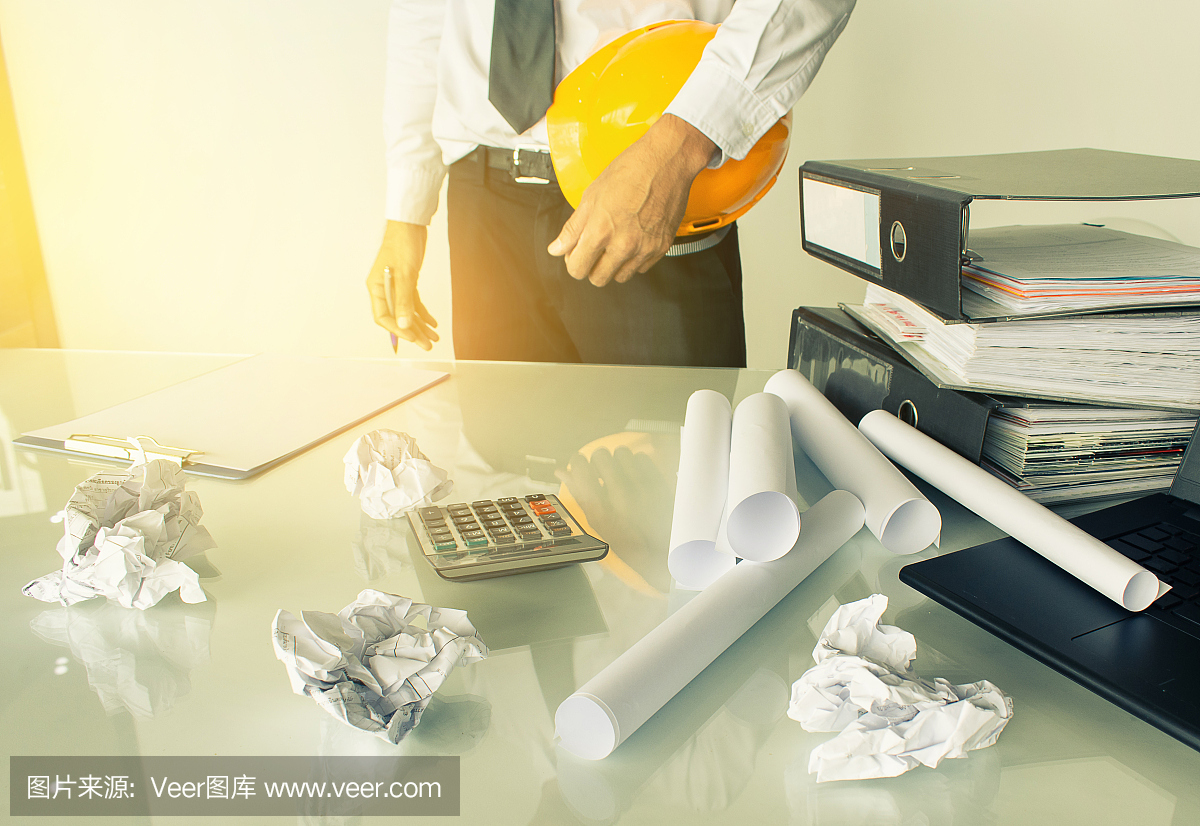 亞洲商人工程咨詢與同事在白色的辦公室工作。為工作或業務質量檢驗或生產速度為客戶提供最好的質量。
