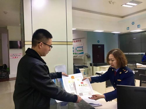 青山區(qū)市民大廳商事登記服務(wù)窗口發(fā)放首張電商營業(yè)執(zhí)照